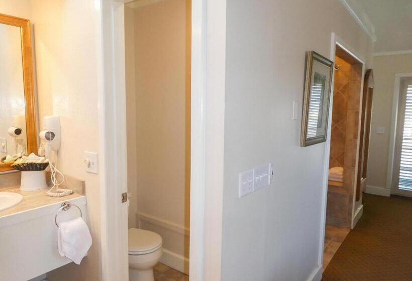 اتاق لوکس, Briarwood Inn