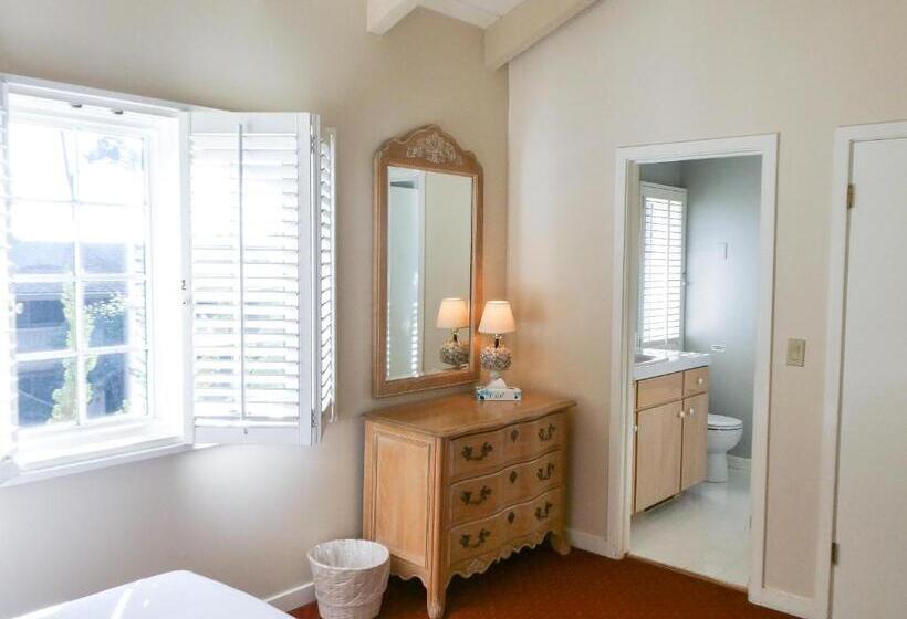 1 Bedroom Penthouse Apartment, Briarwood Inn
