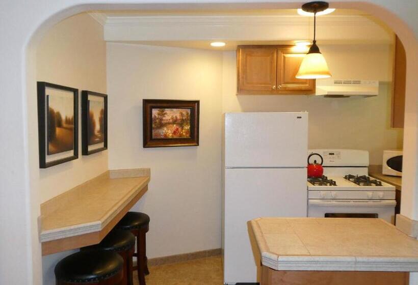 اتاق لوکس خانوادگی, Briarwood Inn