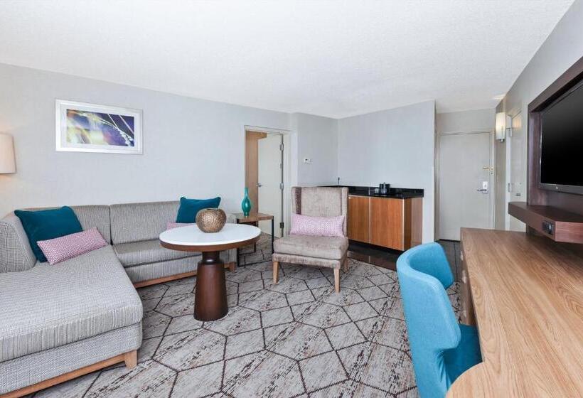 سوئیت با تخت بزرگ, Crowne Plaza Syracuse, An Ihg