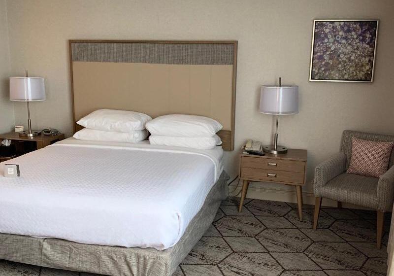 اتاق استاندارد با تخت بزرگ, Crowne Plaza Syracuse, An Ihg