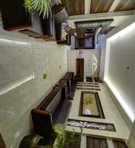 اتاق لوکس با چشم‌انداز دریا, Laverda