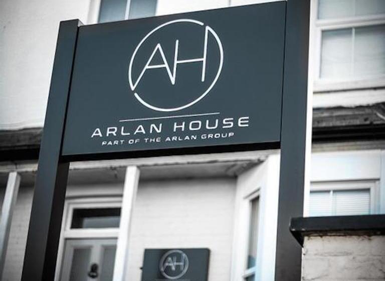 سوییت جونیور, Arlan House, Central Basingstoke