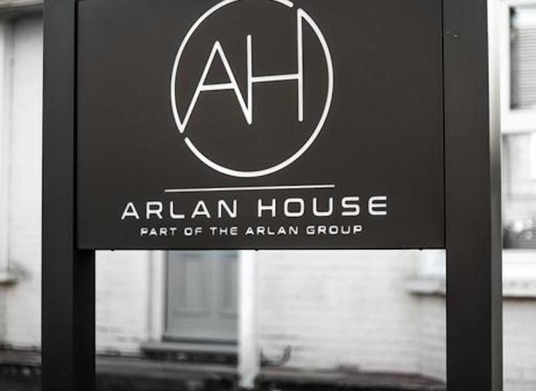 سوییت جونیور, Arlan House, Central Basingstoke