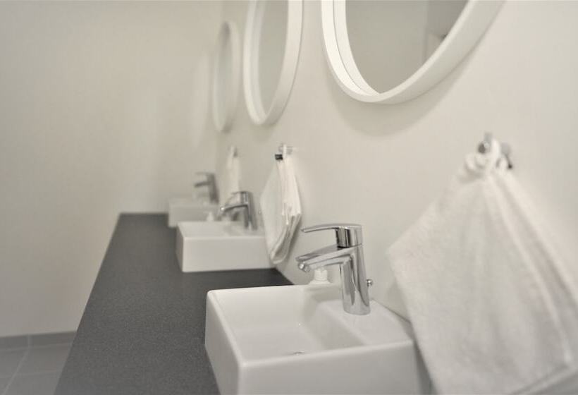 اتاق استاندارد با سرویس بهداشتی مشترک, Nuuk City Hostel