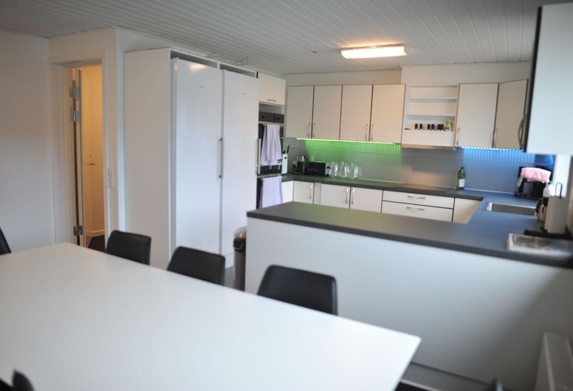 اتاق خانوادگی با سرویس بهداشتی مشترک, Nuuk City Hostel