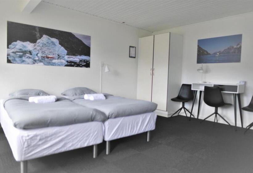 اتاق استاندارد با سرویس بهداشتی مشترک, Nuuk City Hostel