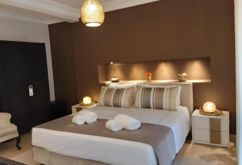 سوییت با چشم‌انداز استخر, Villa Zawaia B&b