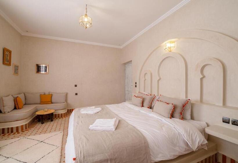 سوییت لوکس, Riad Chebbi