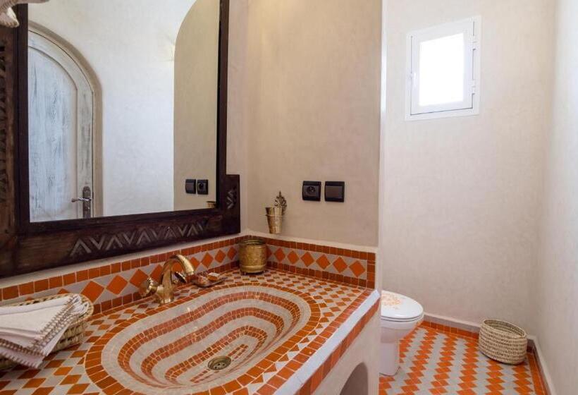 سوییت لوکس, Riad Chebbi