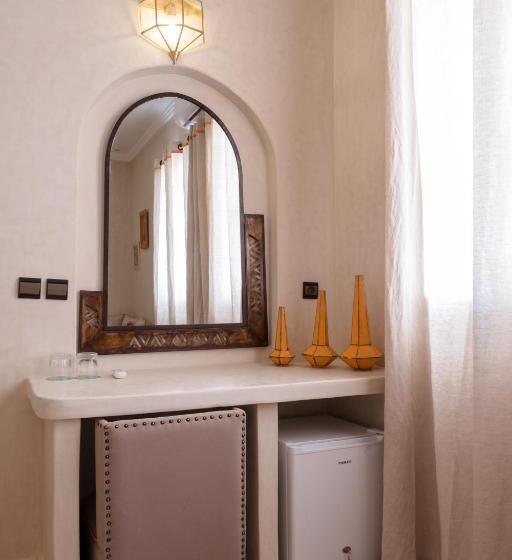 سوییت لوکس, Riad Chebbi