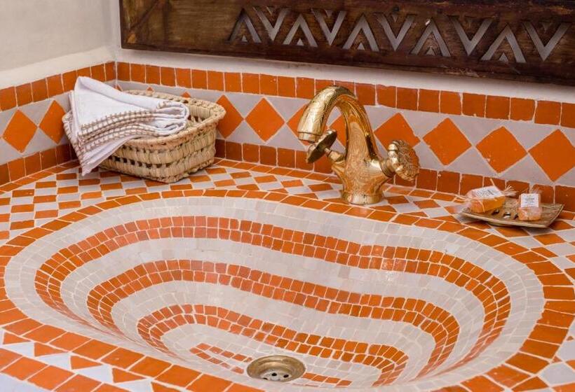 سوییت لوکس, Riad Chebbi