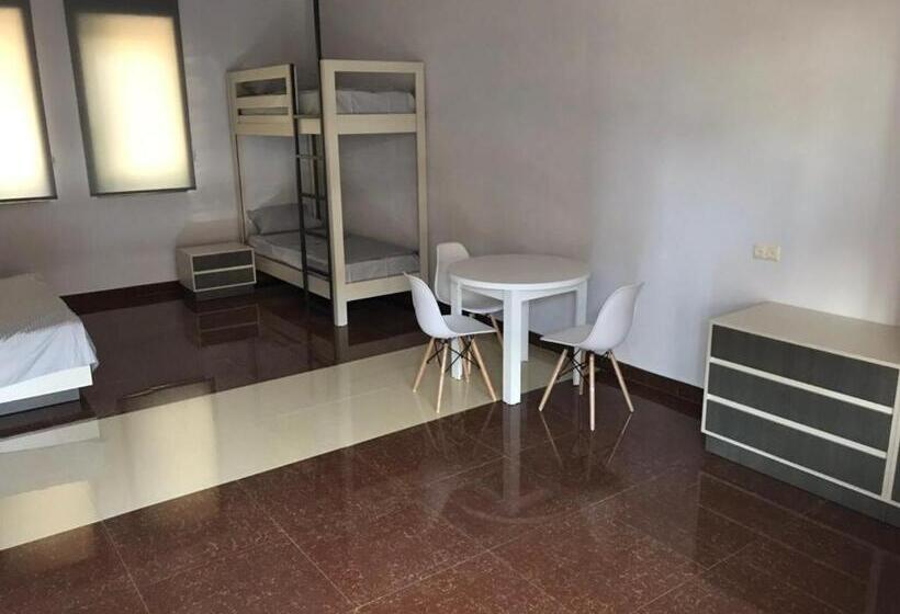 اتاق خانوادگی, Liko Hostel