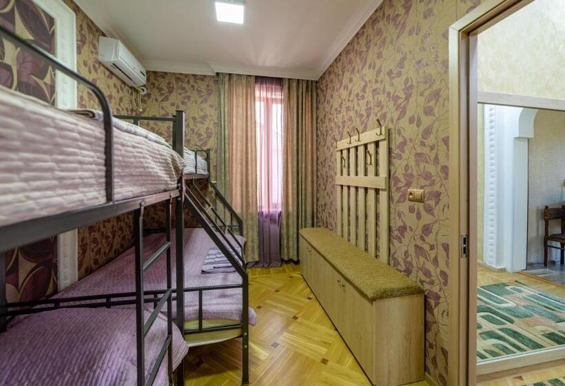 اتاق استاندارد چهار تخته, Tsera House
