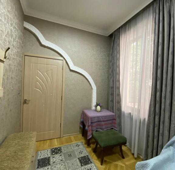 اتاق استاندارد سه نفره, Tsera House
