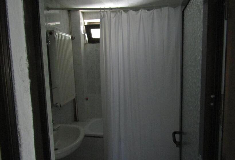 سوییت سوپریور, Hostel Papagal