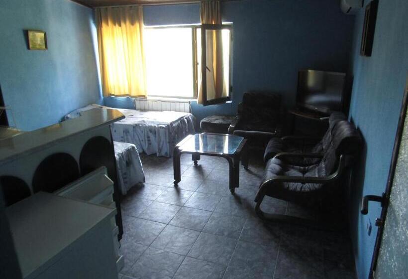 سوییت سوپریور, Hostel Papagal