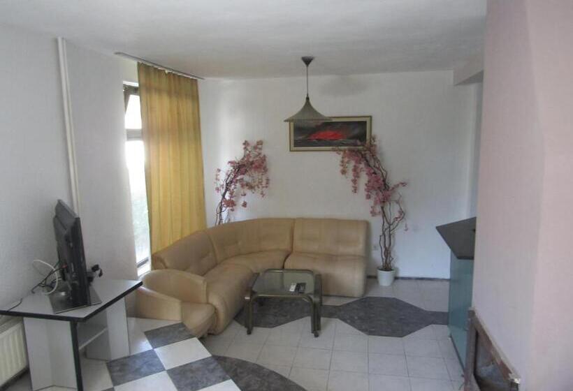 سوییت سوپریور, Hostel Papagal