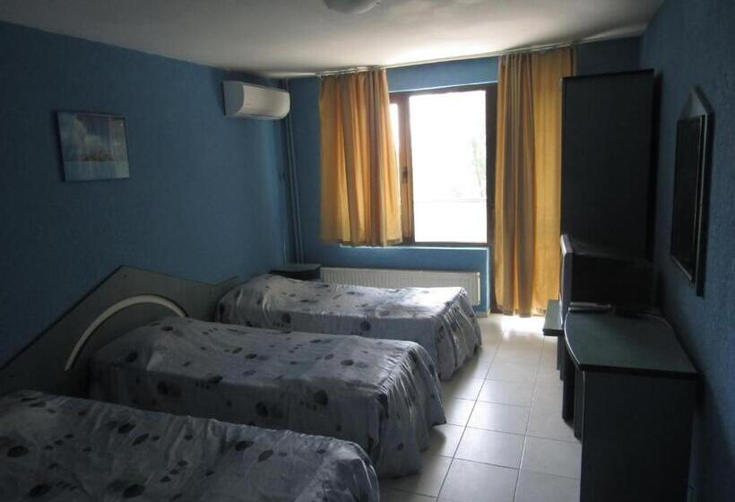 سوییت سوپریور, Hostel Papagal