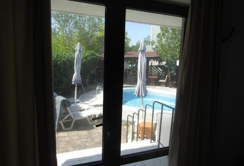 سوییت سوپریور, Hostel Papagal