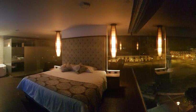Deluxe Suite King Bed, Amiraty