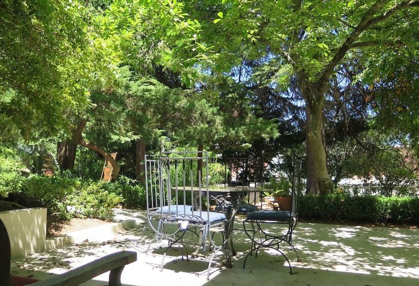 اتاق اجرایی, Calderwood Inn