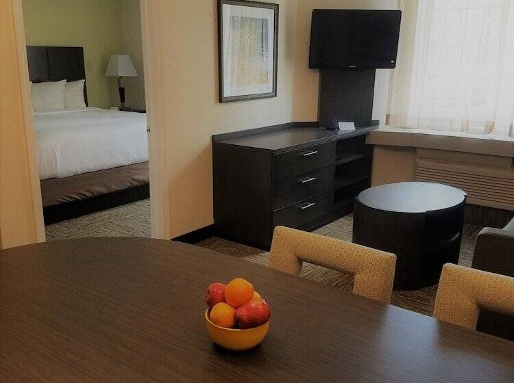 Suite Kingsize Bett, Candlewood Suites East Syracuse Carrier Circle