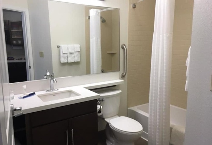 Suite Kingsize Bett, Candlewood Suites East Syracuse Carrier Circle