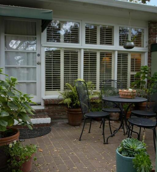 سوئیت با تخت بزرگ, Carmel Garden Inn