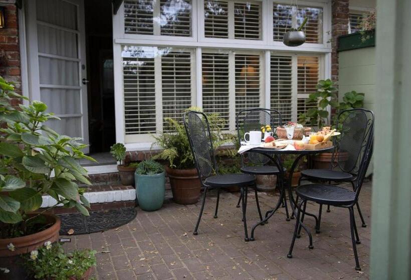 سوئیت با تخت بزرگ, Carmel Garden Inn