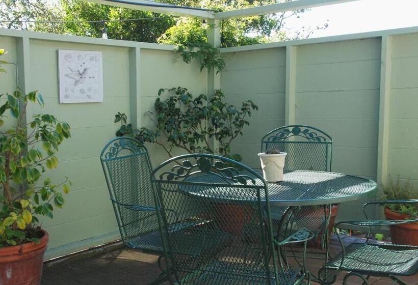 سوییت, Carmel Garden Inn