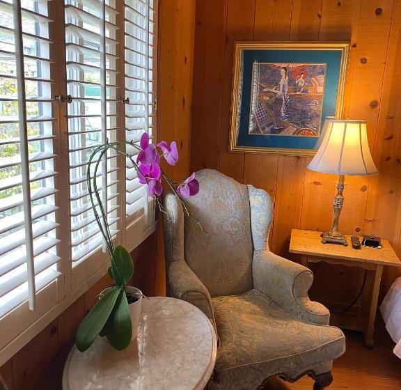 اتاق لوکس, Carmel Garden Inn