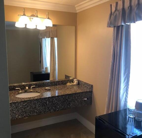 سوئیت با تخت بزرگ, Cliff House Inn