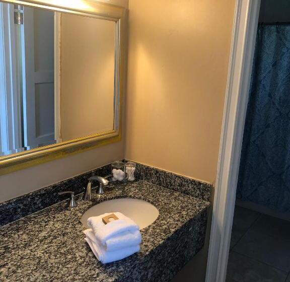 سوئیت با تخت بزرگ, Cliff House Inn