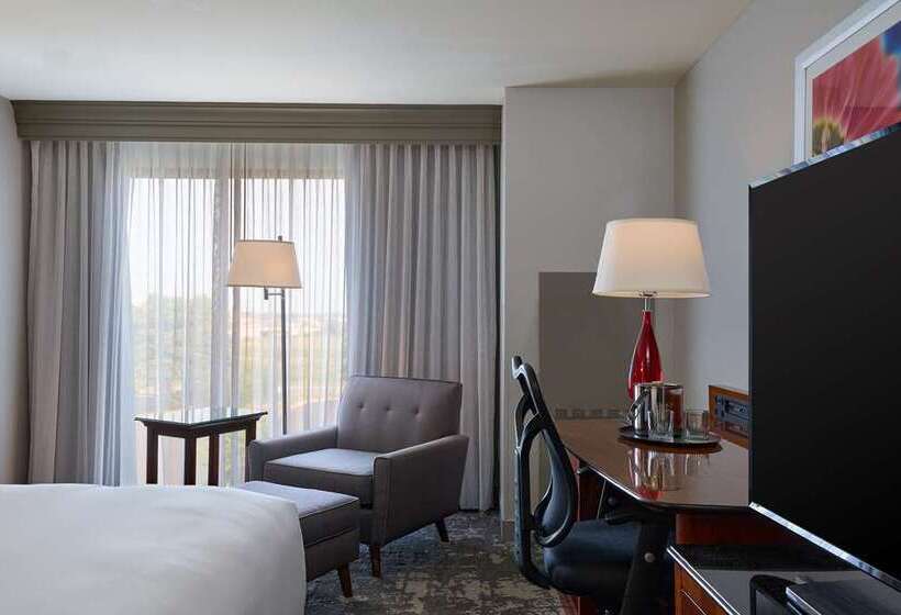 اتاق استاندارد با تخت بزرگ برای معلولان, Doubletree By Hilton Gainesville