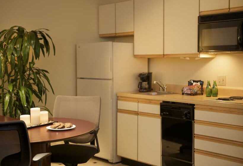 Suite Adapted for people with reduced mobility, Larkspur Landing Bellevue  An Allsuite