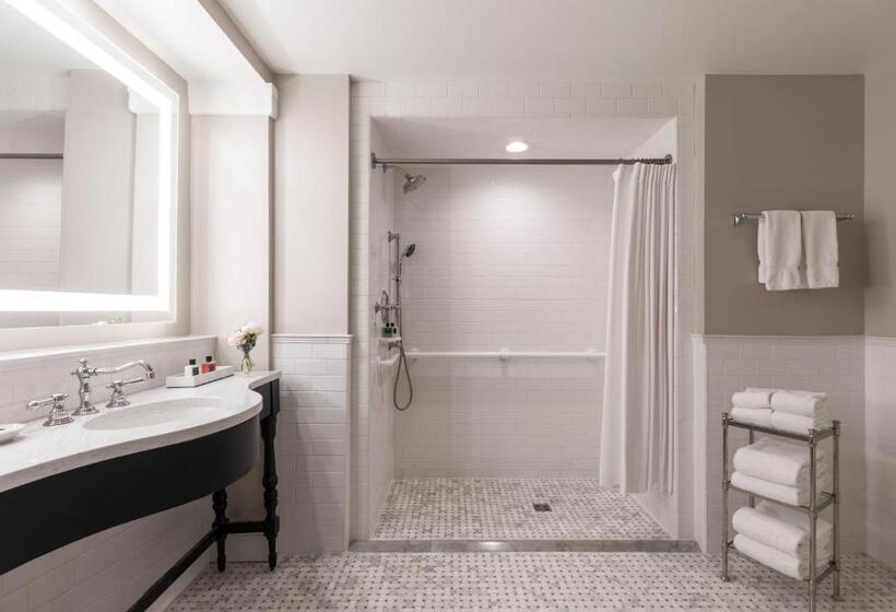 اتاق استاندارد با تخت بزرگ برای معلولان, The Carolina Inn, A Destination By Hyatt