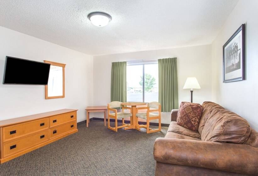 Suite, Super 8 By Wyndham Salina/scenic Hills Area