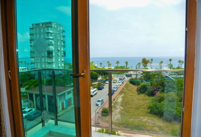 اتاق استاندارد سه نفره, Zeynel