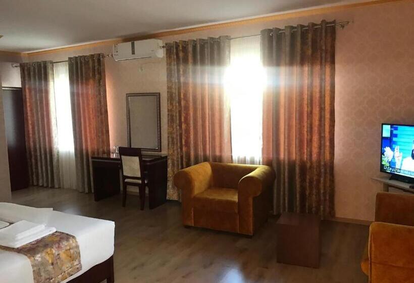 سوئیت با تخت بزرگ, British Hotel Pogradec