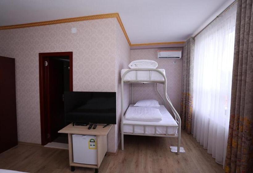 اتاق خانوادگی, British Hotel Pogradec