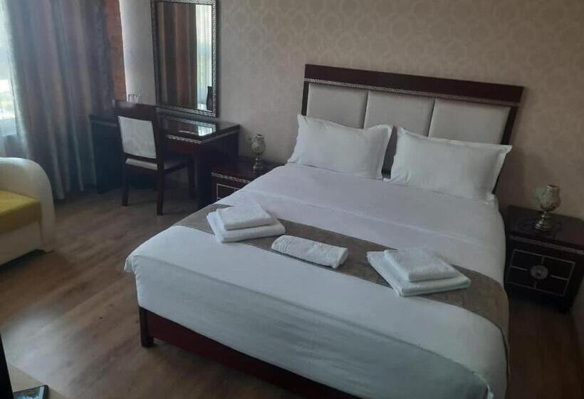 اتاق خانوادگی, British Hotel Pogradec