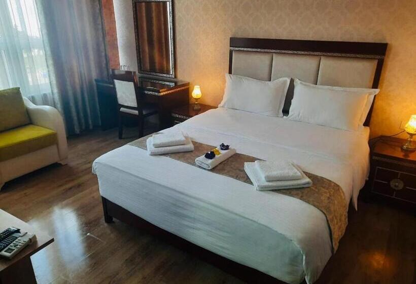 اتاق خانوادگی, British Hotel Pogradec