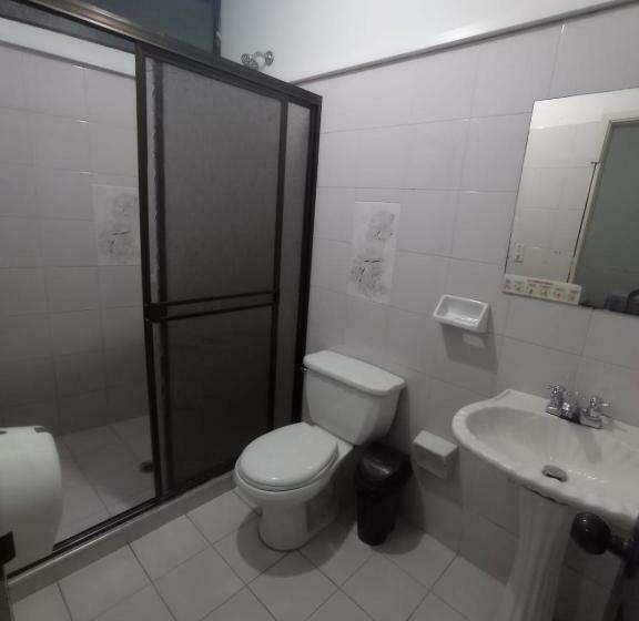 اتاق راحتی سه تخته, La Fontana
