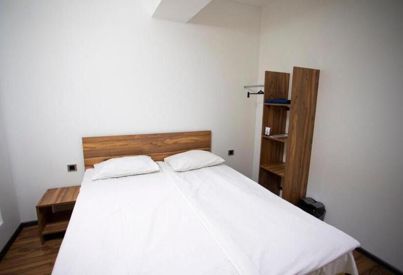 اتاق استاندارد, One Day Hostel