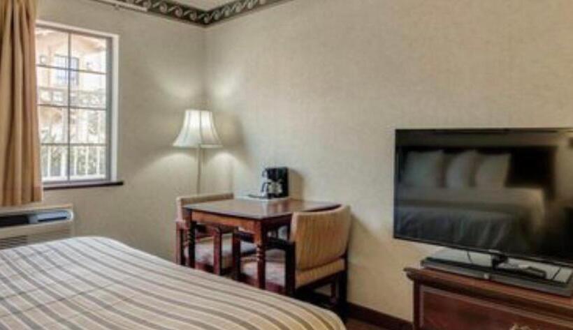 اتاق لوکس یک تخته, Econo Lodge Inn & Suites
