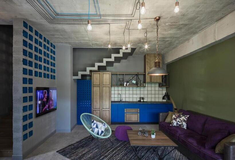 اتاق خانوادگی, Hover Boutique