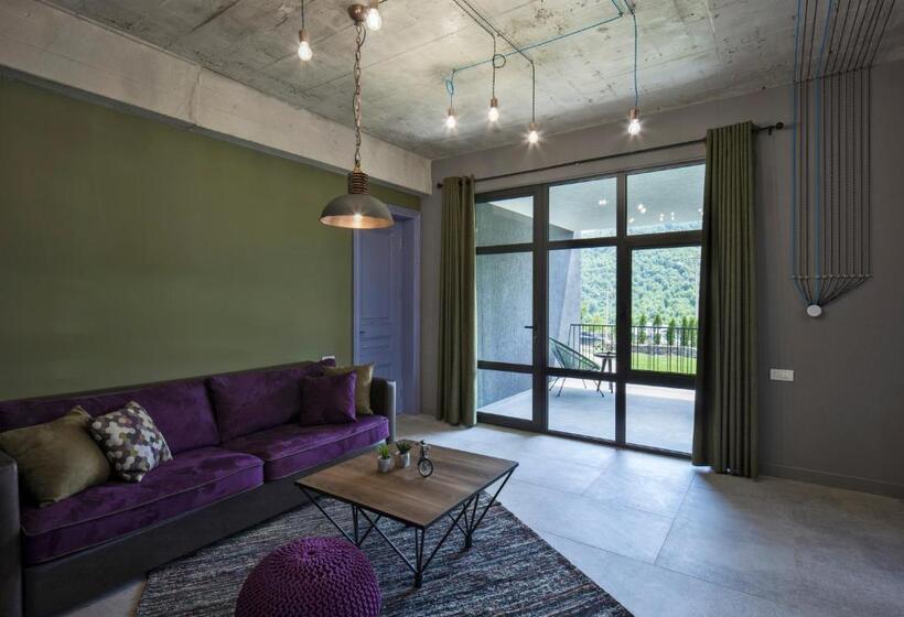 اتاق خانوادگی, Hover Boutique
