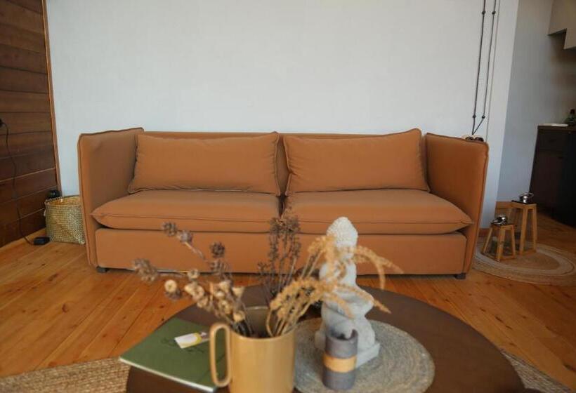 کلبه ییلاقی, Hover Boutique