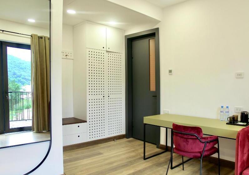اتاق لوکس, Hover Boutique
